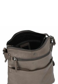 Borsa a tracolla grigia in pelle con più scomparti con zip, tracolla regolabile e un logo a forma di ancora in rilievo sulla parte anteriore.