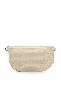 Borsa a mano beige intrecciata con forma arrotondata, superficie testurizzata, chiusura lampo discreta e un accento in metallo argentato su un lato.