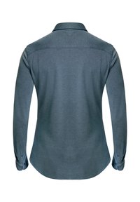 Långärmad skjorta i mörk teal-tyg, med en knapp-ner krage, rundad fåll och knäppte ärmslut med subtil textur.