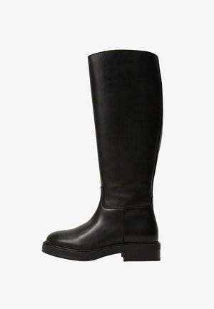 Bottes en cuir noir montantes, avec une texture lisse, un bout rounded et une semelle plate. Tige droite avec des détails de couture minimaux.