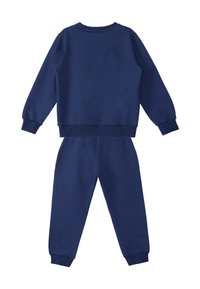 Chándal azul marino hecho de tela suave, que incluye una parte superior de manga larga y pantalones elásticos con puños ajustados. Diseño sencillo, sin patrones.