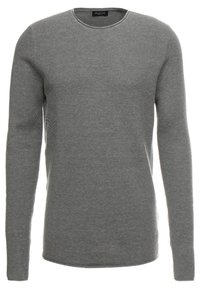Maglione grigio a maniche lunghe con scollo rotondo, motivo a maglia testurizzato e vestibilità comoda. Il tessuto appare morbido e leggermente elasticizzato.