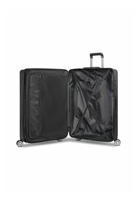 Maleta negra con un diseño abierto, que cuenta con un compartimento principal, un bolsillo de malla con cremallera y correas cruzadas para asegurar los objetos. Ruedas suaves y asa extensible.