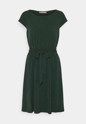 Robe à manches courtes, longueur aux genoux, en tissu vert foncé, avec un col rond et une ceinture nouée à la taille pour ajustement. Texture lisse sans motifs.