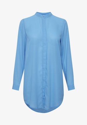 Błękitna bluzka z gładkiego materiału, z kołnierzykiem stójkowym, długimi rękawami i zapięciem na guziki z zaokrąglonym dołem.