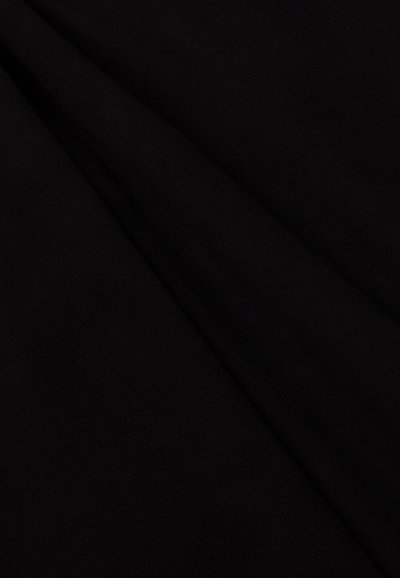 Zwarte stof met een zachte, gladde textuur, voorzien van een matte afwerking en zonder zichtbare patronen of accenten. Het materiaal lijkt lichtgewicht en flexibel.