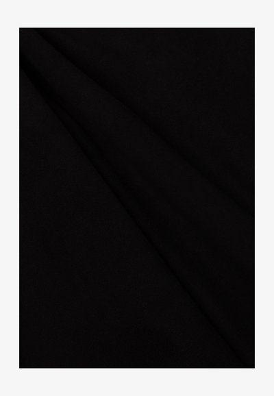 Czarna tkanina o miękkiej, gładkiej teksturze, z matowym wykończeniem i bez widocznych wzorów czy akcentów. Materiał wydaje się lekki i elastyczny.
