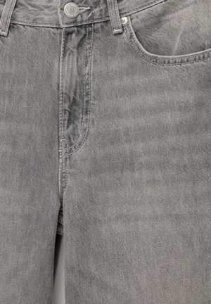 Jeans in denim grigio con una texture liscia, dotati di chiusura con bottone frontale e zip, tasche laterali e dettagli di cucitura discreti.