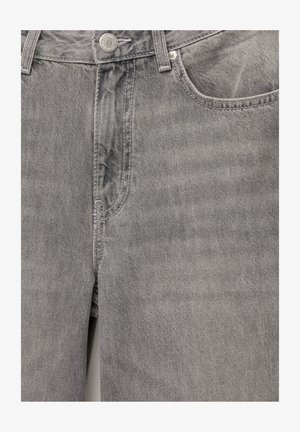 Grå denimjeans med en glat tekstur, der har en frontknap og lynlås lukning, sidelommer og subtile syninger.