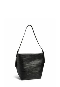 Must kivine õlakott, millel on reguleeritav õlarihm, kolmnurkse kujuga ja tekstuurse pinnaga. Minimalistlik disain, ilma nähtava riistvarata.