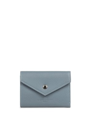 Piccola wallet in morbido tessuto azzurro chiaro, con chiusura a busta e bottone a pressione argentato, su sfondo bianco.