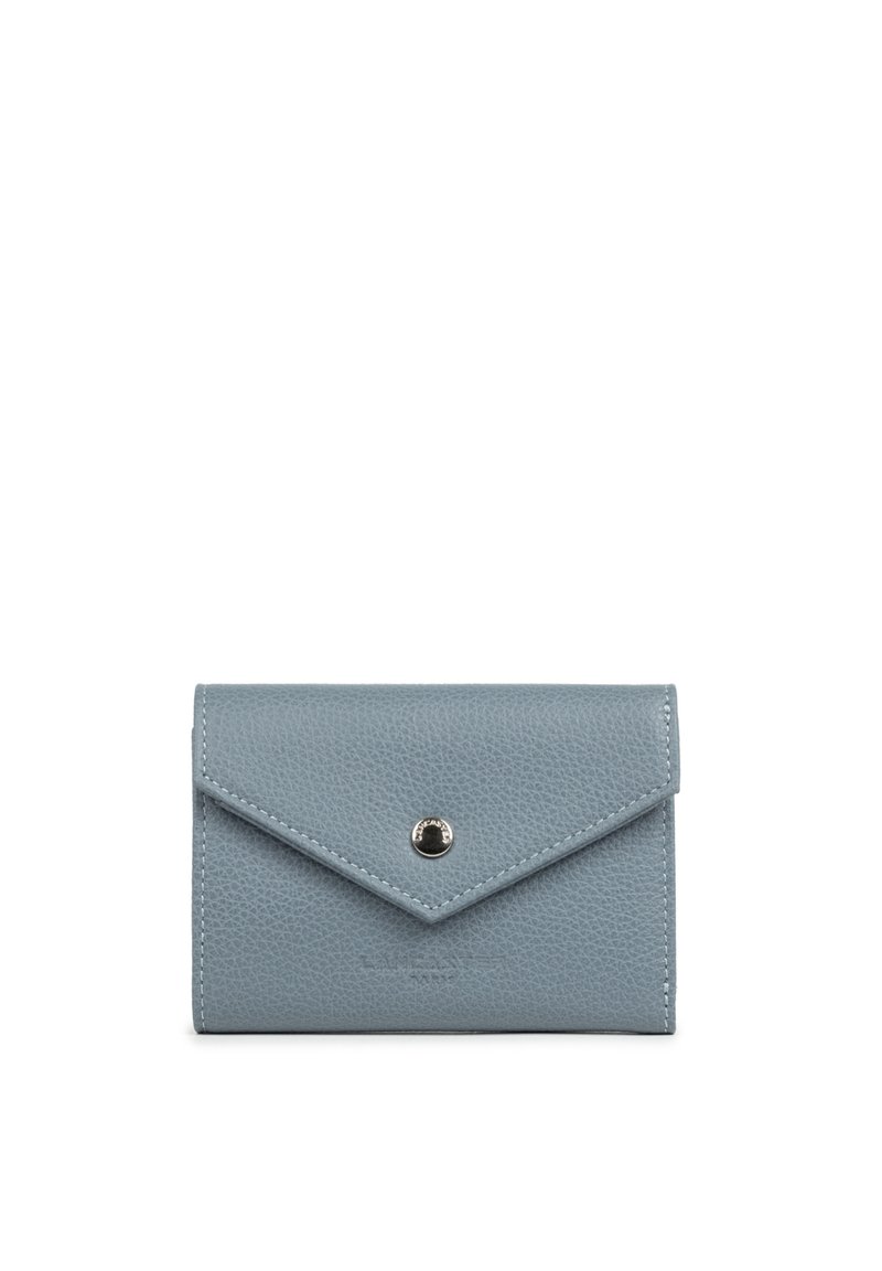 Piccola wallet in morbido tessuto azzurro chiaro, con chiusura a busta e bottone a pressione argentato, su sfondo bianco.