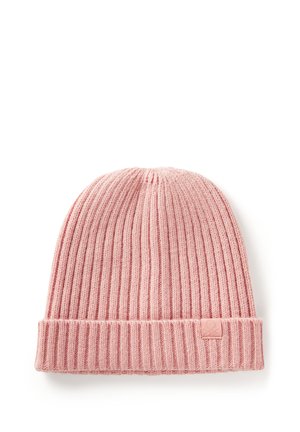 Roze gebreide muts met ribbelpatroon, voorzien van een omgeslagen rand en een klein merklabel aan de zijkant. Eenvoudig, snug ontwerp.