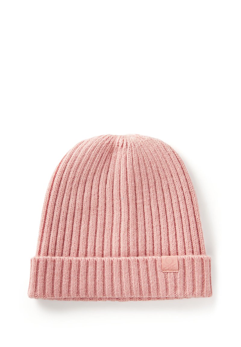 Gorro de punto rosa con textura acanalada, cuenta con un puño doblado y un pequeño parche de marca en el lateral. Diseño simple y ajustado.