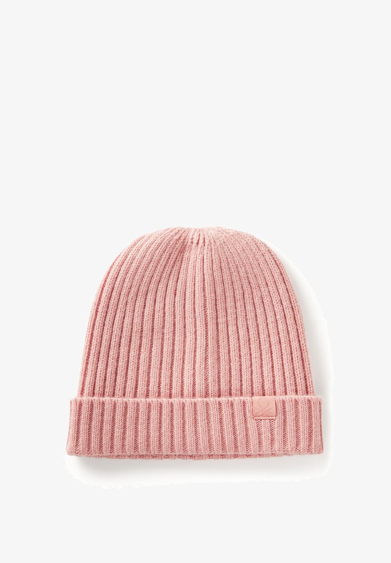 Beanie rosa lavorato a maglia con texture a costine, dotato di un risvolto e di una piccola etichetta di marca sul lato. Design semplice e aderente.