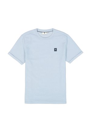 Helles blaues Baumwoll-T-Shirt mit kurzen Ärmeln, Rundhalsausschnitt und einem kleinen dunkelblauen Logo-Patch auf der linken Brust. Geschmeidige Textur, reguläre Passform.