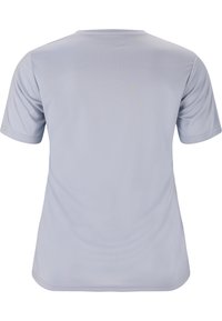 Lysblå kortærmet T-shirt med en glat tekstur, rund halsudskæring og et enkelt design, uden synlige mønstre eller detaljer.