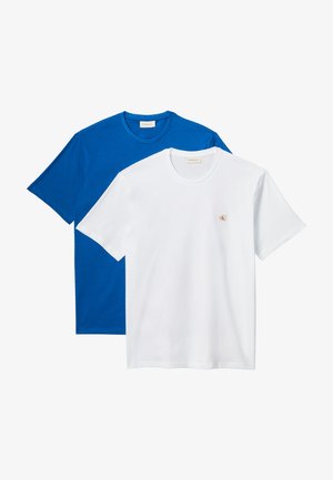 Białe i niebieskie t-shirty z krótkim rękawem i okrągłym dekoltem, biały t-shirt z małym czerwonym logo na środku klatki piersiowej, nałożony na niebieski t-shirt z tyłu.