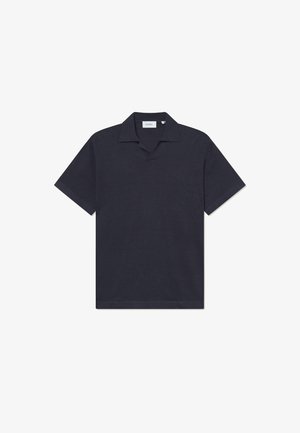 Polo shirt de culoare bleumarin, cu mâneci scurte, guler clasic și o croială lejeră. Fabricat dintr-un material neted, cu detalii de cusătură subtile.