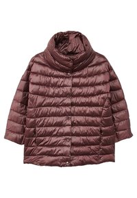 Kort brun, skinnende pufferjakke med vandret quiltning, trykknapper foran og en høj, bred krave.