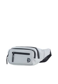 Riñonera gris impermeable con un diseño elegante, un bolsillo frontal con cremallera, correa ajustable y un logo prominente en negro.