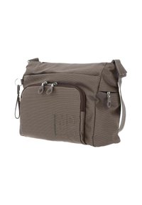 Borsa a tracolla marrone con texture, dotata di una tracolla regolabile, con una tasca frontale con zip e due zip pull, pratica per l'uso quotidiano.