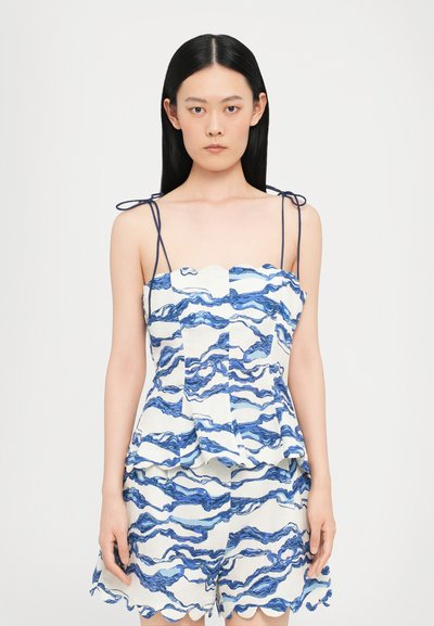 Weißes Kleid mit blauem Wellenmuster, mit einem gewellten Ausschnitt, verstellbaren Trägern und Rüschenverzierungen an der Taille und dem Saum.