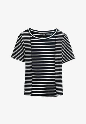 Juostuota trumpa rankovė T-shirt, su horizontaliomis juodomis ir baltomis juostelėmis, apvaliu kaklu ir tekstūruota medžiaga.