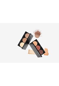 Deux palettes de maquillage noires avec trois nuances chacune : beige clair, tons chauds et une teinte rougeâtre. Poudre libre et échantillons visibles.