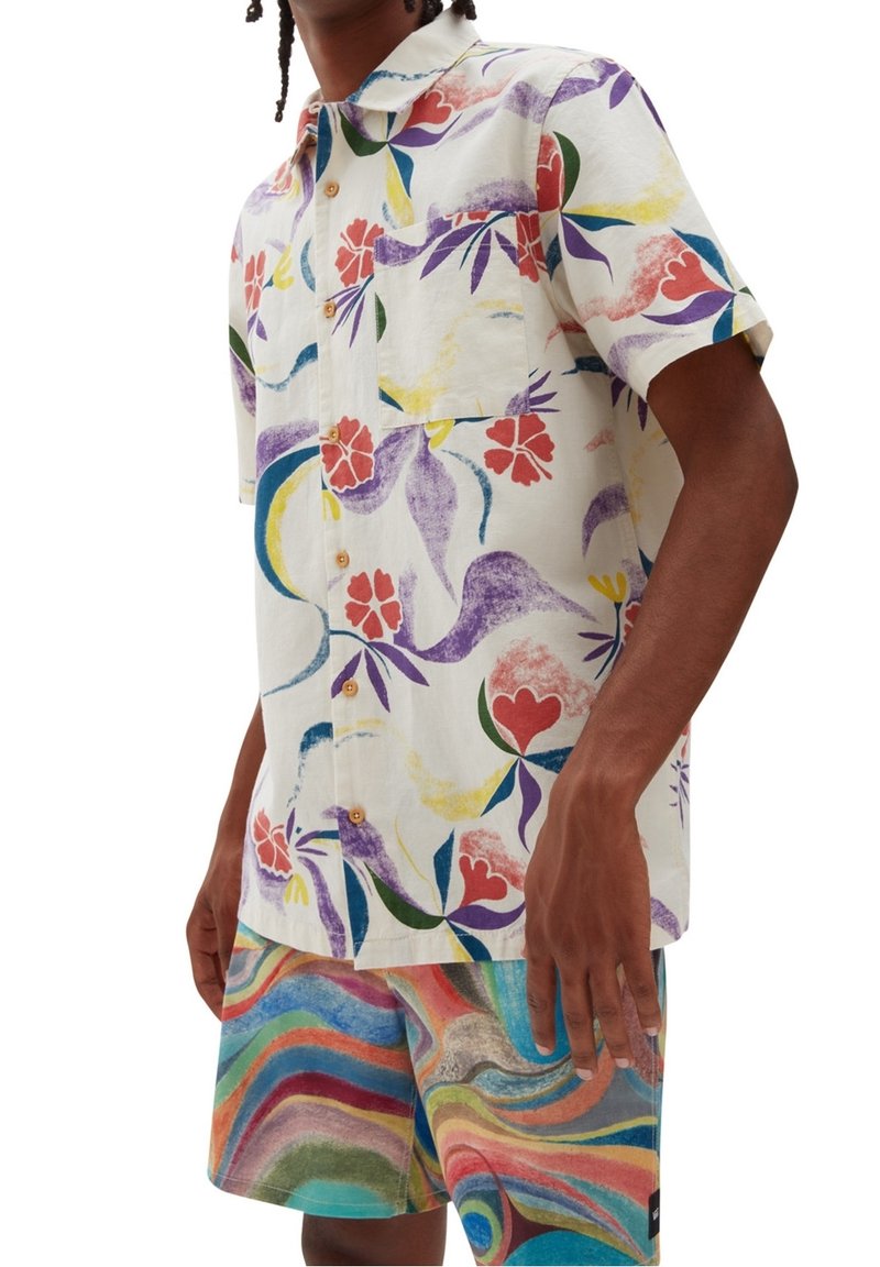 Koszula z krótkim rękawem, zapinana na guziki, w kremowym kolorze z kolorowymi kwiatowymi i abstrakcyjnymi wzorami; zestawiona z wielokolorowymi szortami w faliste wzory.