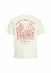 Krēmveida kokvilnas T-krekls ar sarkanu grafisku attēlu, kurā attēlota ēka, ko ieskauj palmas, un virsū teksts "ORIGINALS STUDIO EDITION".