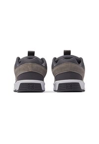 Szare sneakersy wykonane z połączenia zamszu i siatkowego materiału. Wyposażone w wyściełany kołnierz, pętlę na pięcie oraz białą gumową podeszwę z teksturowanym przyczepem.