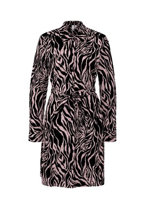 Zebras print žakete rozā un melnā samta, ar garām piedurknēm, apkakli un saistāmu jostas siksnu, lai nodrošinātu pielāgojamu piegulšanu.