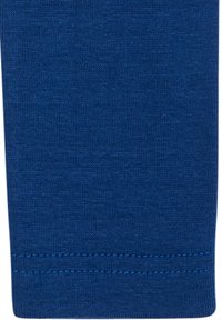 Blauwe katoenen beenhuls met een gladde textuur, voorzien van een zoom met contrasterende blauwe stiksels. Eenvoudig en uniform van ontwerp.