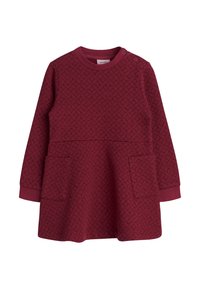 Burgunderrotes Kleid mit langen Ärmeln, das ein strukturiertes Muster aufweist, einen runden Ausschnitt hat, zwei vordere Taschen und eine Knopfdetaillierung an der Schulter.