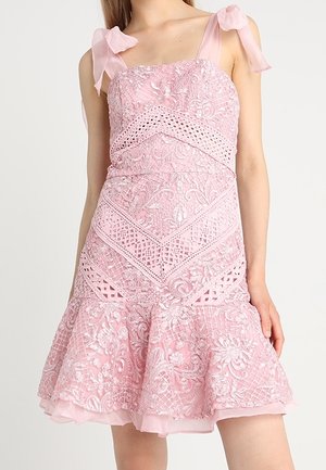 Roze mouwloze jurk met bloemenachtige kanten patronen, doorschijnende lintschouderbanden en een uitlopende rucheszoom.