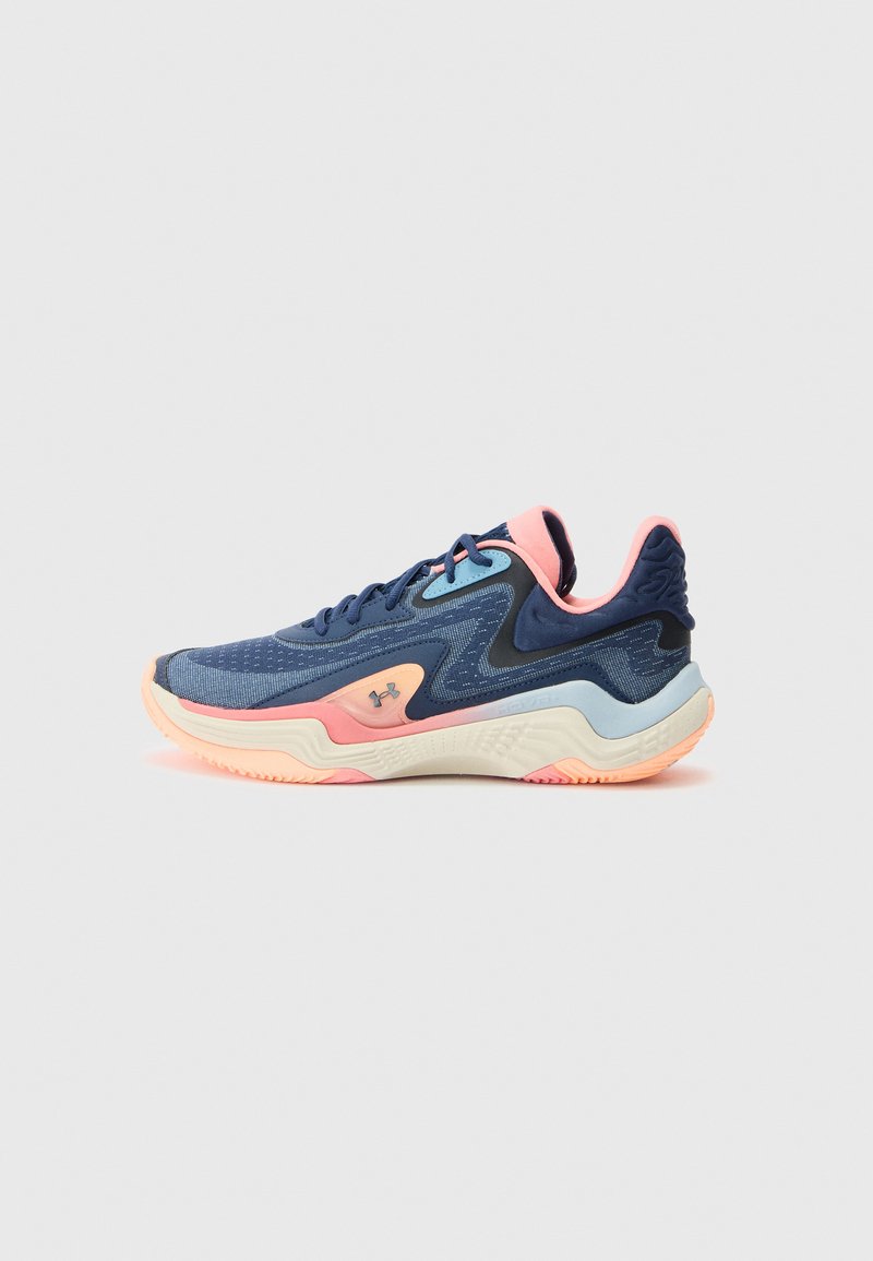 Scarpa sportiva con tomaia in rete blu navy, dettagli in azzurro e rosa, e suola testurizzata in bianco sporco e rosa. Punta arrotondata e colletto imbottito.