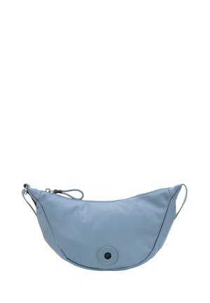 Lyseblå, halvmåneformet crossbody-taske med lynlås, justerbar rem og rund logopatch foran.