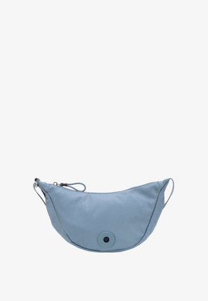 Hellblaues, sichelförmiges Umhängetäschchen mit Reißverschluss, verstellbarem Riemen und rundem Logopatch vorne.