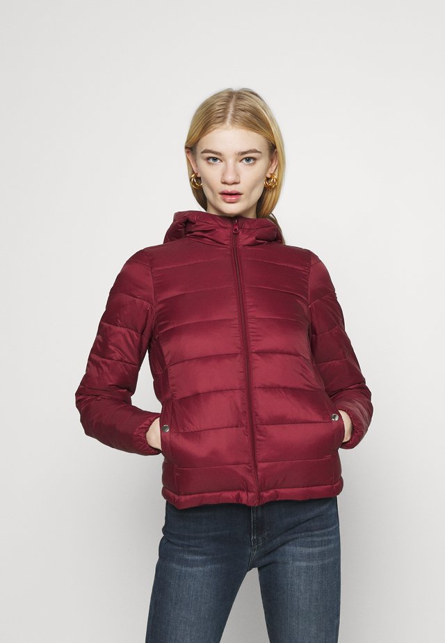 ONLSANDIE QUILTED HOOD JACKET - Übergangsjacke - pomegranate