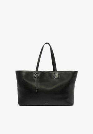 Schwarze Ledertasche mit zwei kurzen Griffen, glatter Textur, kreisförmigen Akzenten und einem dezenten Markenlogo, das am Boden platziert ist.