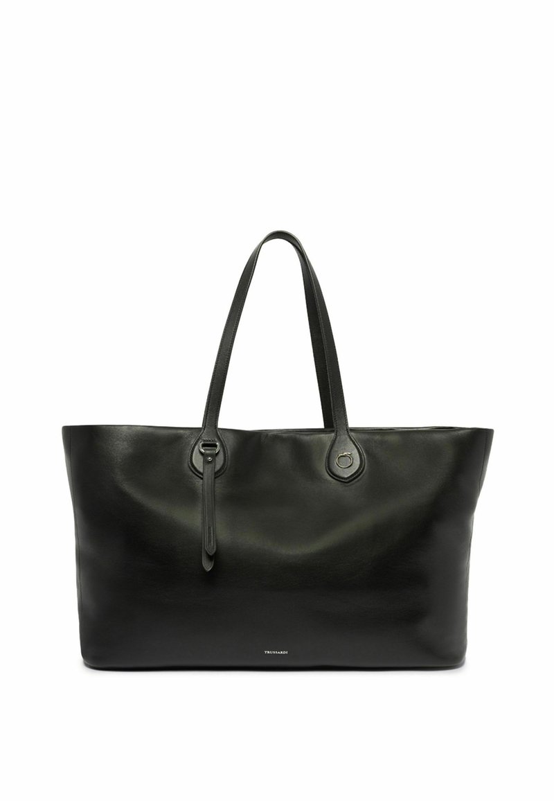 Bolso tote de cuero negro con dos asas cortas, textura suave, acentos circulares y un sutil logo de la marca posicionado en la parte inferior.