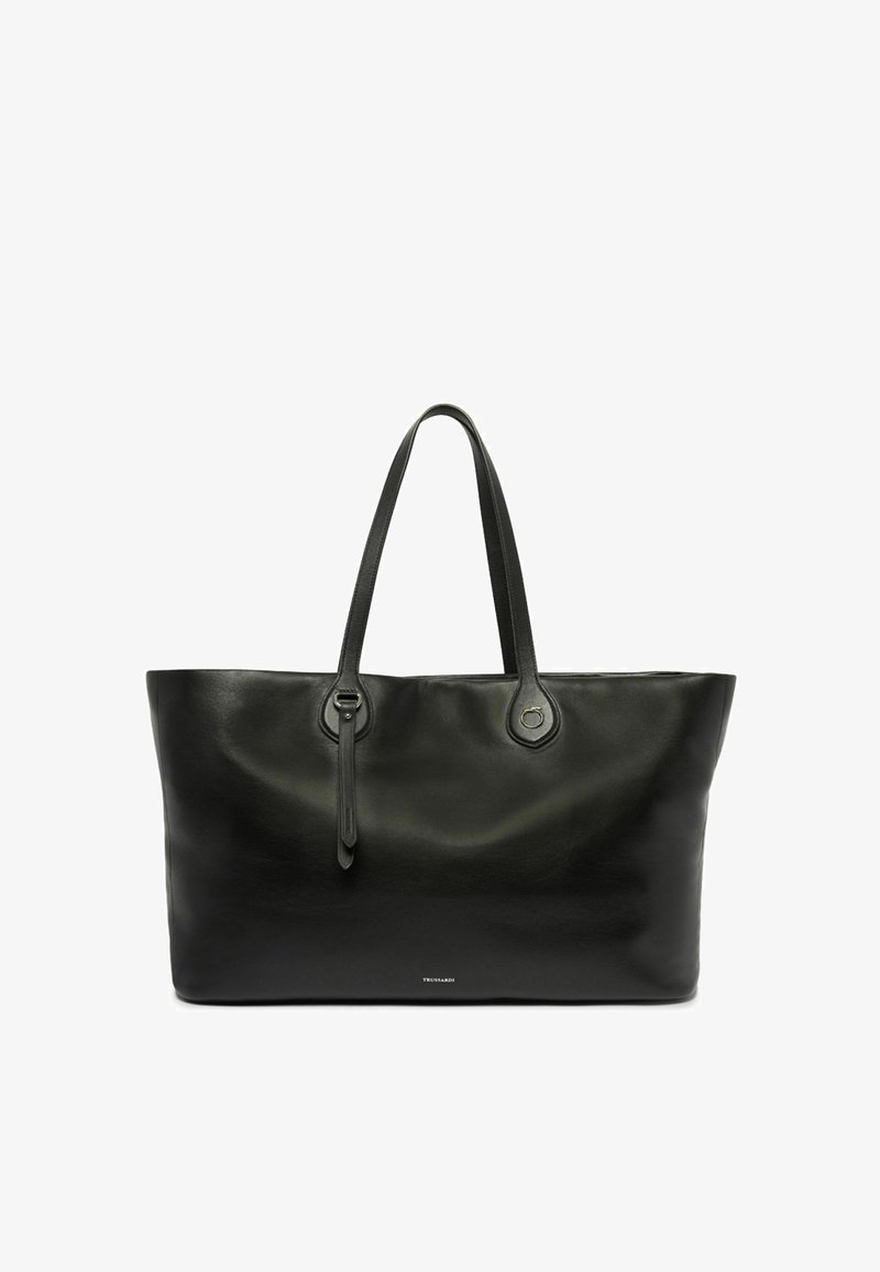 Bolso tote de cuero negro con dos asas cortas, textura suave, acentos circulares y un sutil logo de la marca posicionado en la parte inferior.