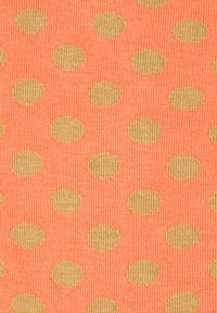 Korallfarbener Stoff mit gerippter Textur, der gleichmäßig verteilte, große beige Punkte aufweist. Ein verspieltes Muster, das sich für Kleidung oder Accessoires eignet.