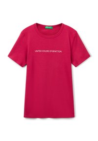 Červené bavlněné tričko s krátkými rukávy a kulatým výstřihem, na kterém je bíle vytištěno "UNITED COLORS OF BENETTON" přes hrudník.