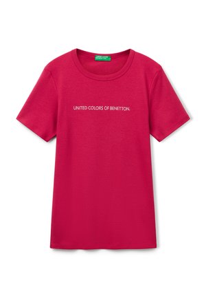 Camiseta de algodón roja con mangas cortas y cuello redondo, con "UNITED COLORS OF BENETTON" impreso en blanco en el pecho.