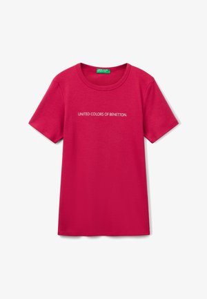 Rotes Baumwoll-T-Shirt mit kurzen Ärmeln und rundem Ausschnitt, mit "UNITED COLORS OF BENETTON" in Weiß auf der Brust gedruckt.