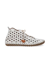 Witte sneaker met patroon en een uitgesneden ontwerp, voorzien van een bruine zool en accenten. Vetersluiting met een klein leren label aan de zijkant.