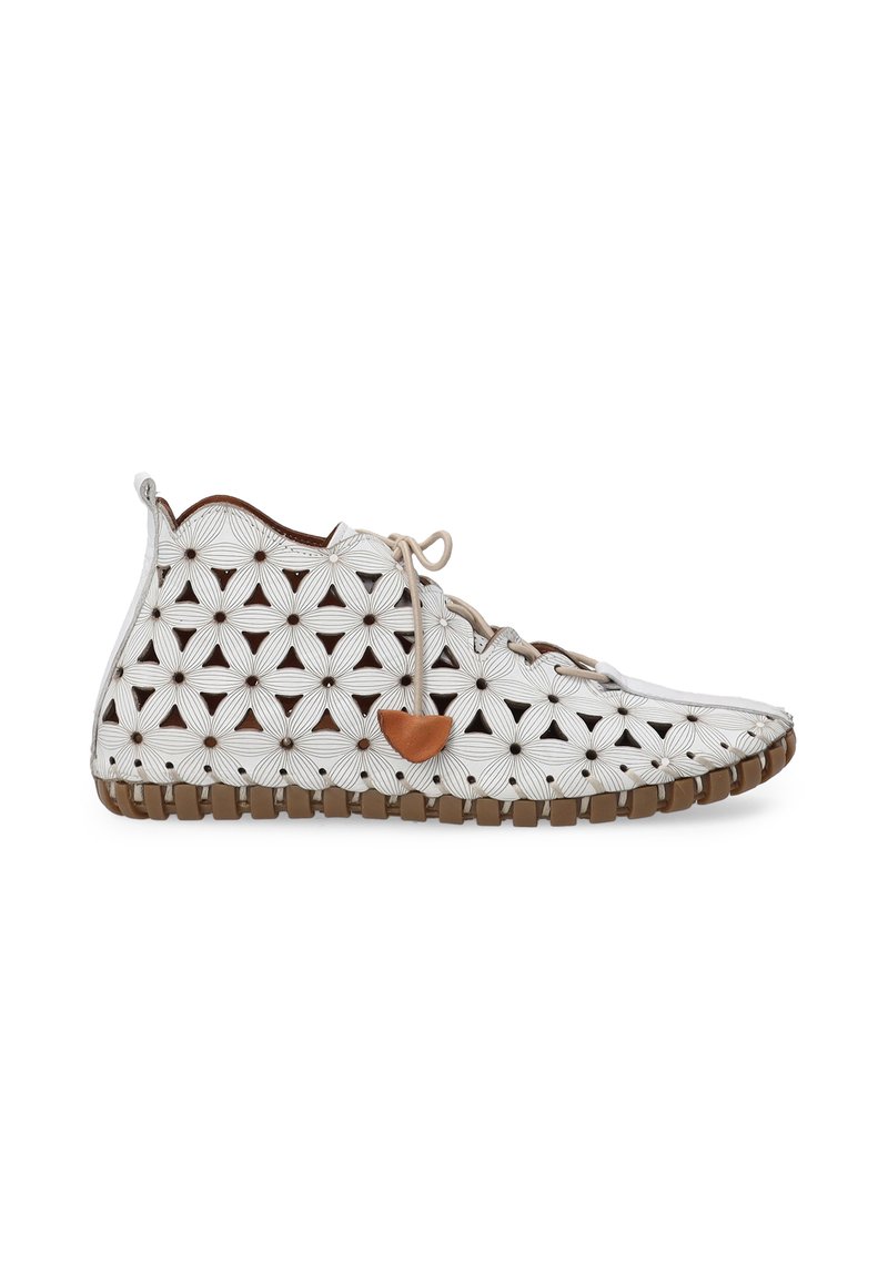Witte sneaker met patroon en een uitgesneden ontwerp, voorzien van een bruine zool en accenten. Vetersluiting met een klein leren label aan de zijkant.
