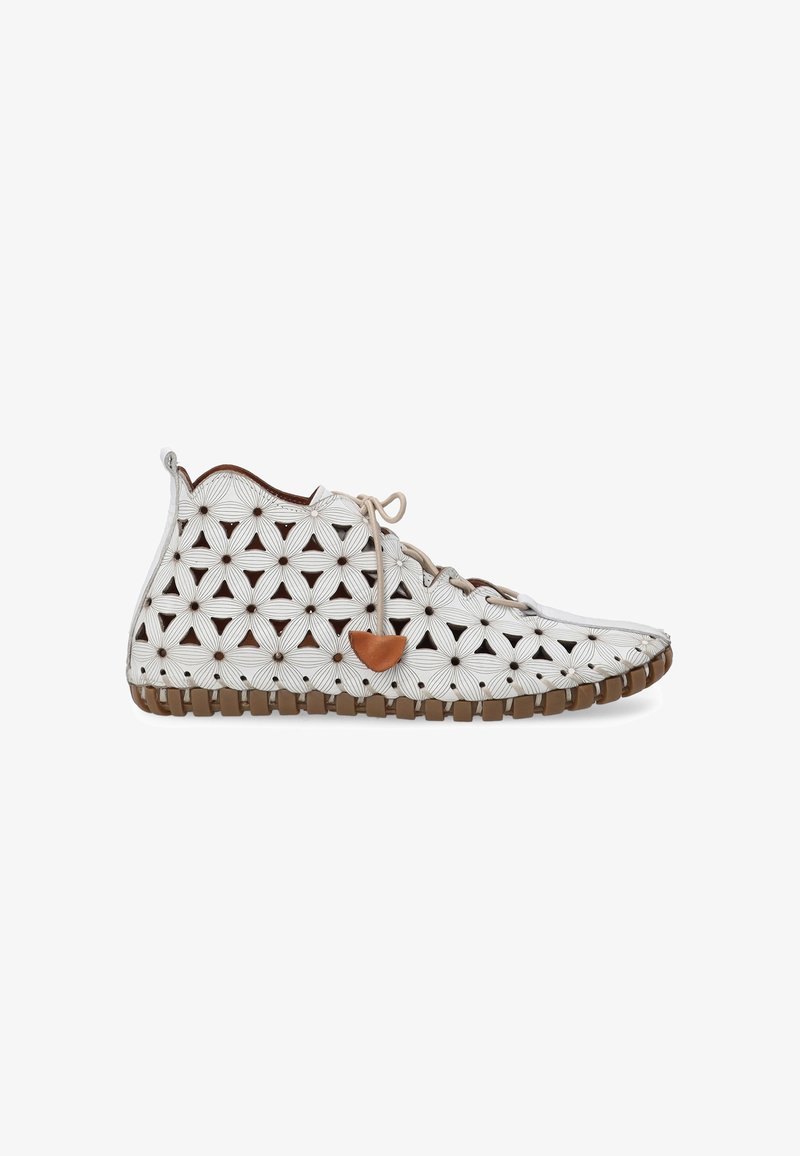 Weiße Sneaker mit Muster, die ein ausgeschnittenes Design und eine braune Sohle sowie Akzente aufweisen. Mit Schnürverschluss und einem kleinen Lederschild an der Seite.
